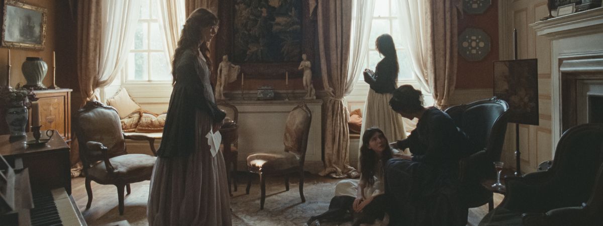 Daisy Edgar Jones, Esmé Creed-Miles and Caitríona Balfe in Sense and Sensibility